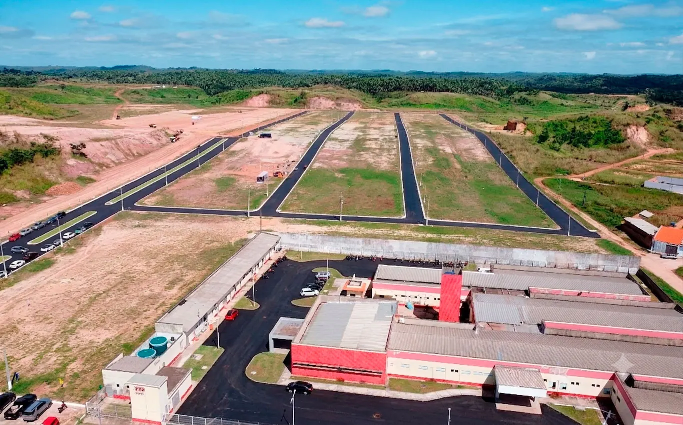 Vista aérea das quadras do Mearim Ville com ruas asfaltadas e postes